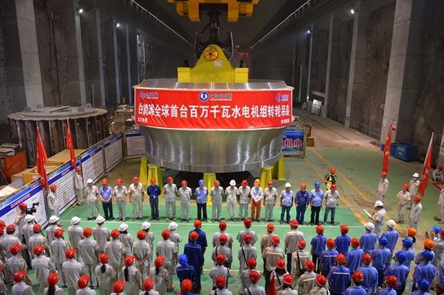 了不起的“四川造”! 东方电气研制的全球首台百万千瓦水电机组精品转轮成功吊装